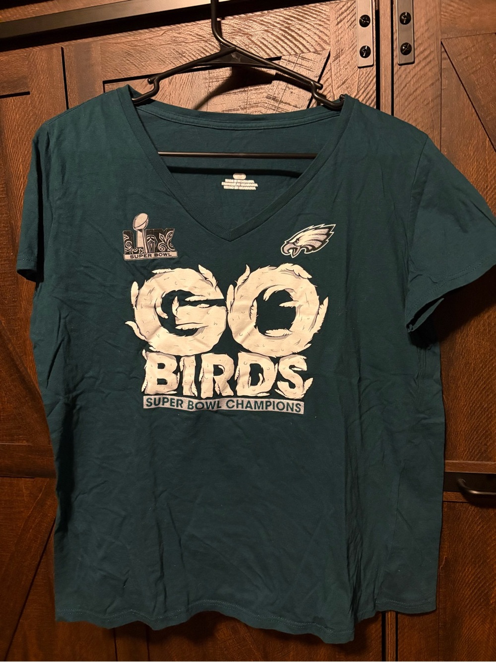 Philadelphia Eagles 'GO BIRDS' Superbowl V-Neck Tee